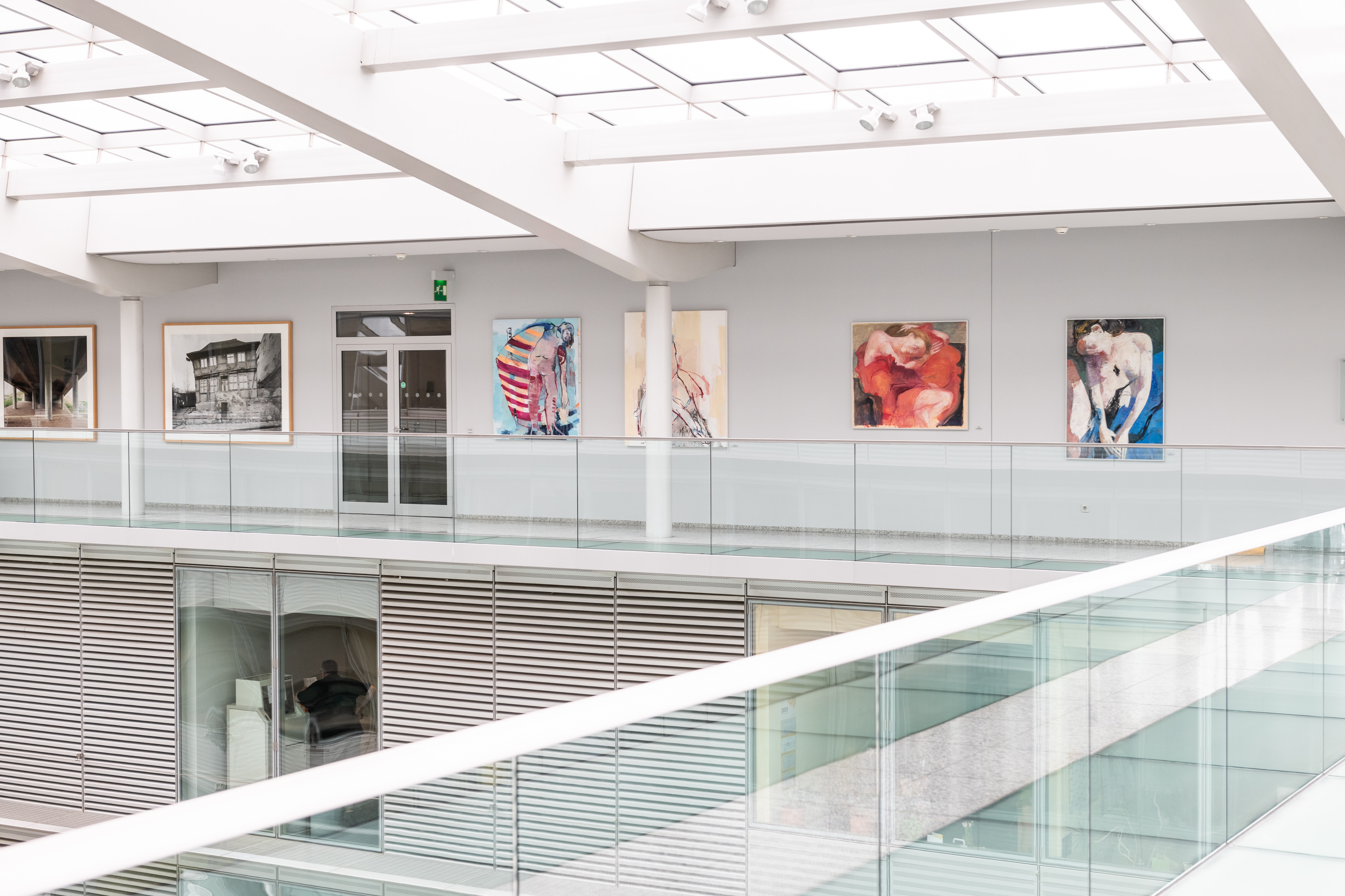 Blick auf die Galerie im VNG Hauptgebäude (Foto: Eric Kemnitz)